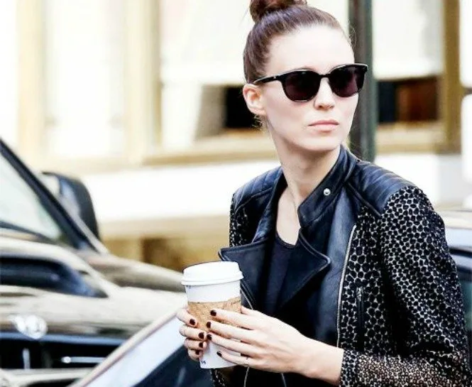 ROONEY MARA’NIN COOL VE HAVALI GÜNEŞ GÖZLÜKLERİ