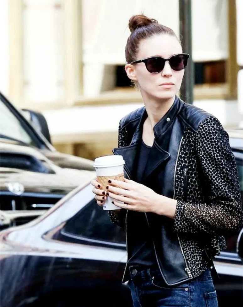 ROONEY MARA'NIN COOL VE HAVALI GÜNEŞ GÖZLÜKLERİ f