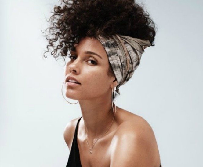 SON GÜNLERİN EN POPÜLER DOĞAL KIVIRCIK SAÇ MODELLERİ