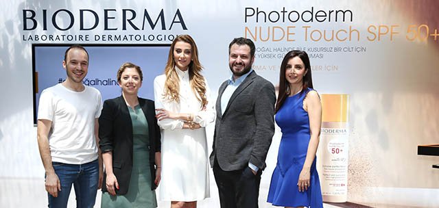 PHOTODERM NUDE TOUCH, ÖZGE ULUSOY MODERATÖRLÜĞÜNDE TANITILDI