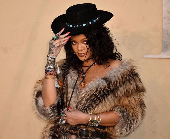 DIOR DEFİLESİNDE ÜNLÜLER GEÇİDİ