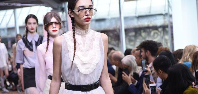 PRADA RESORT 2018 DEFİLESİNDEN ÖNE ÇIKAN GÖRÜNÜMLER