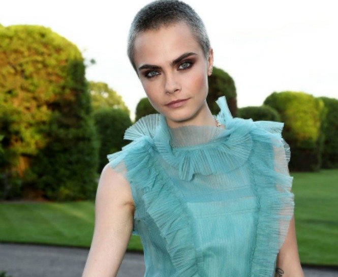 CARA DELEVINGNE’IN ÇARPICI DUMANLI GÖZ MAKYAJI
