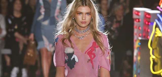 MOSCHINO RESORT 2018 DEFİLESİNDEN ÖNE ÇIKAN GÖRÜNÜMLER