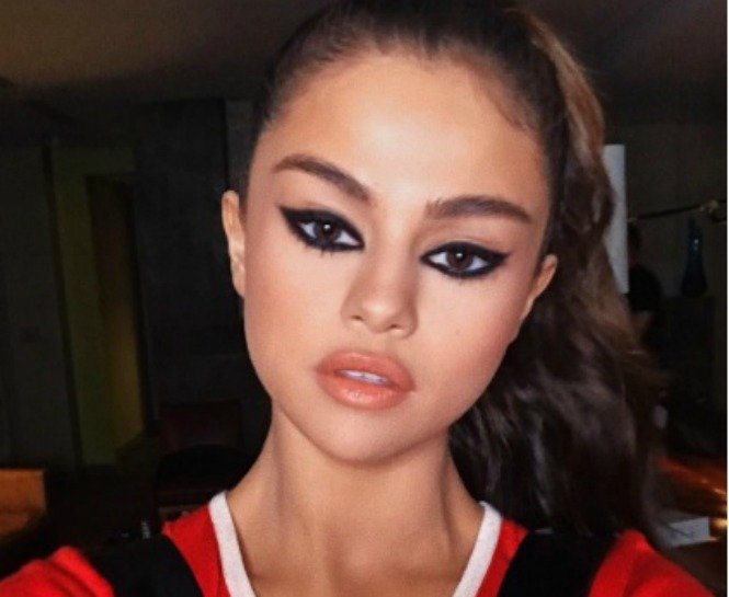 SELENA GOMEZ’İN SEKSİ GÖZ MAKYAJI