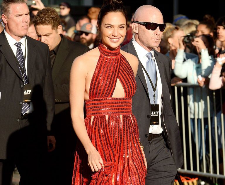 “WONDER WOMAN” GAL GADOT’UN RAHAT VE ETKİLEYİCİ STİLİ