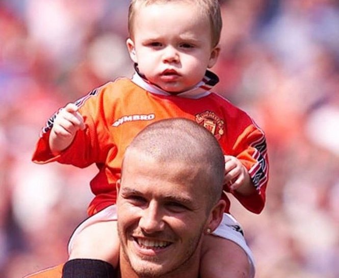 ÜNLÜ İSİMLERDEN BABALAR GÜNÜ PAYLAŞIMLARI