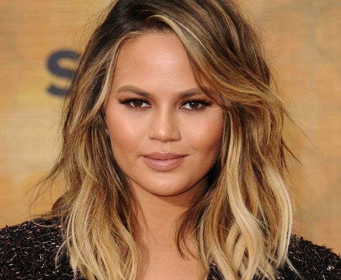 CHRISSY TEIGEN’İN YENİ SAÇ MODELİYLE TANIŞIN