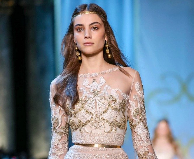 ELIE SAAB COUTURE DEFİLESİNİN ETKİLEYİCİ SAÇ VE MAKYAJI
