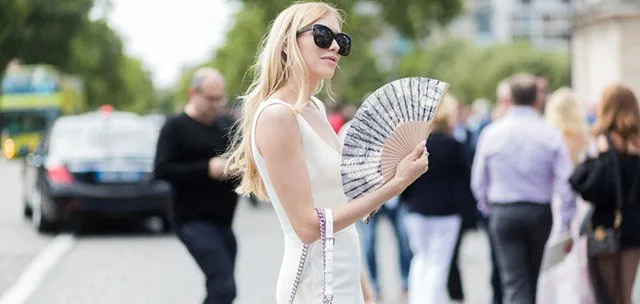 MODA DÜNYASININ KULLANIŞLI YAZ AKSEUARI YELPAZE İÇİN KULLANIM ÖNERİLERİ