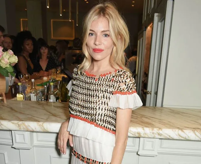 SIENNA MILLER’IN BOHEM STİLİNİN İLHAM VERİCİ GÖRÜNÜMLERİ