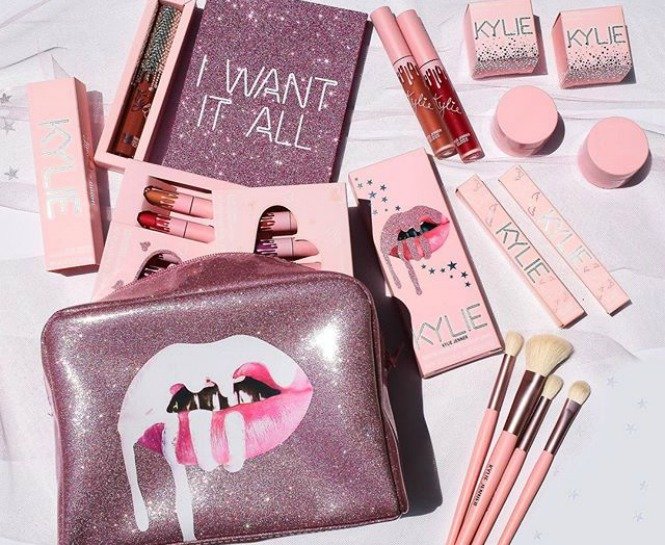 KYLIE JENNER’DAN DOĞUM GÜNÜNE ÖZEL MAKYAJ KOLEKSİYONU
