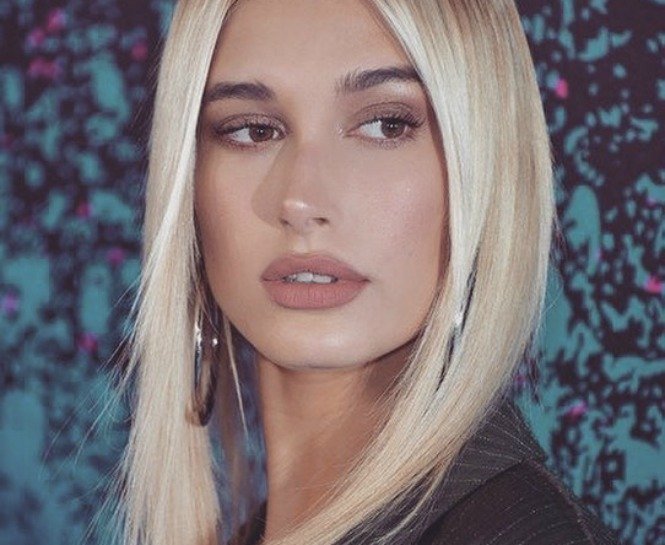 HAILEY BALDWIN’İN SICAK YAZ GÜNLERİ İÇİN İLHAM VERİCİ MAKYAJI