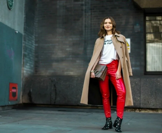 SONBAHARIN PARLAYAN RENGİ KIRMIZI ÜZERİNE ÖVGÜLER