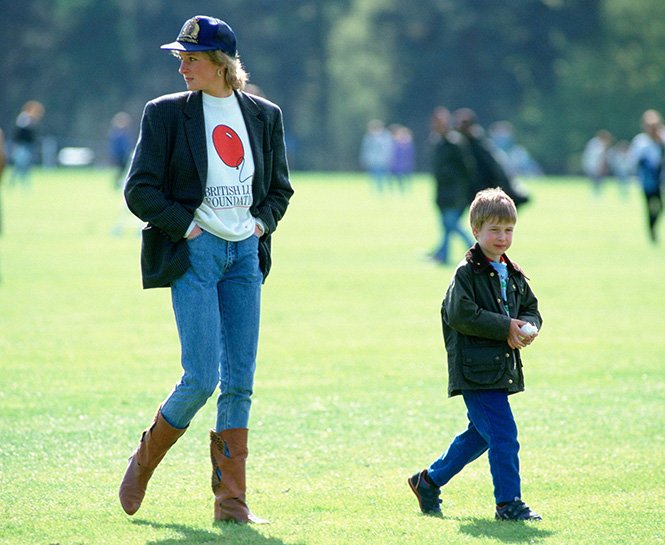 ŞİMDİLERDE YENİDEN POPÜLER OLAN 8 İKONİK PRENSES DIANA GÖRÜNÜMÜ