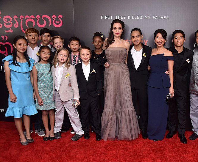 ANGELINA JOLIE ÇOCUKLARIYLA KIRMIZI HALIDA