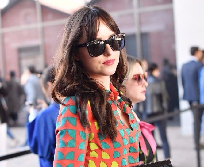 DAKOTA JOHNSSON’UN 70’LER ESİNTİLİ MİLANO STİLİ