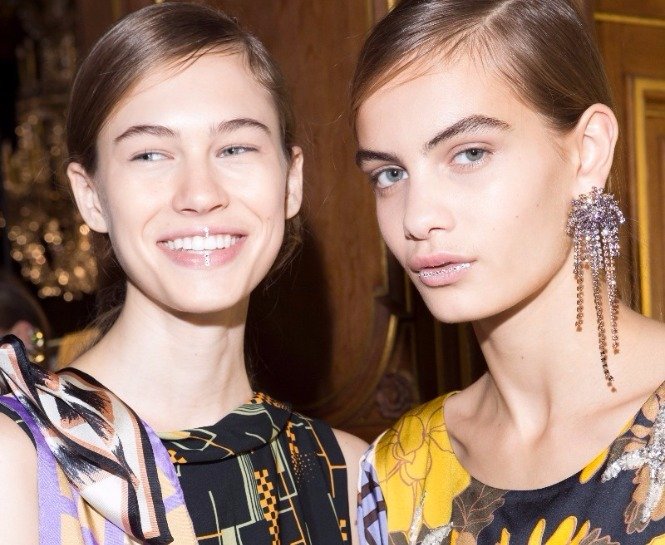 DRIES VAN NOTEN İLKBAHAR / YAZ 2018 DEFİLESİNİN GÖZ ALICI DETAYLARI