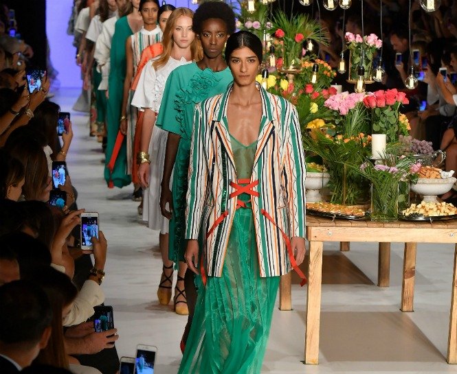 MEHTAP ELAİDİ İLKBAHAR / YAZ 2018 DEFİLESİNİN ÖNE ÇIKAN GÖRÜNÜMLERİ
