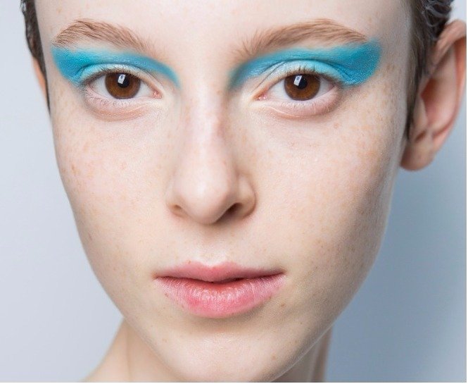 RENKLİ VE CESUR GÖZ MAKYAJININ TAM ZAMANI