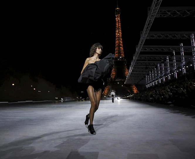 SAINT LAURENT İLKBAHAR/YAZ 2018 DEFİLESİNDEN ETKİLEYİCİ GÖRÜNÜMLER