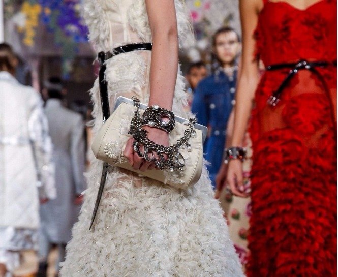 ALEXANDER MCQUEEN İLKBAHAR / YAZ 2018 DEFİLESİNİN ÇARPICI DETAYLARI