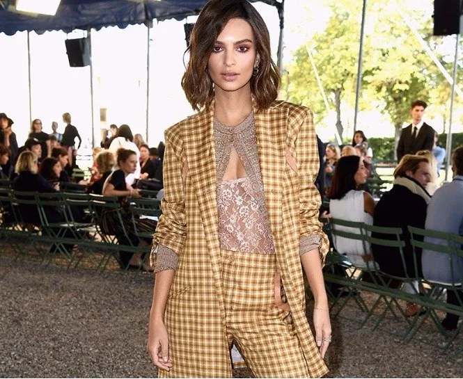 EMILY RATAJKOWSKI’NİN MASKÜLEN ŞIKLIĞI