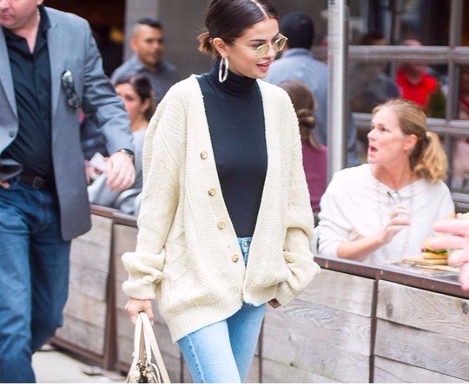SELENA GOMEZ’IN SICACIK SONBAHAR STİLİ