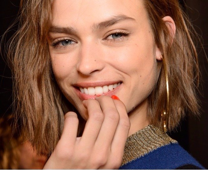 SOFT VE DOĞAL GÖRÜNÜMLÜ MAKYAJ İÇİN YENİ SEZONUN EN İYİ ÖRNEKLERİ