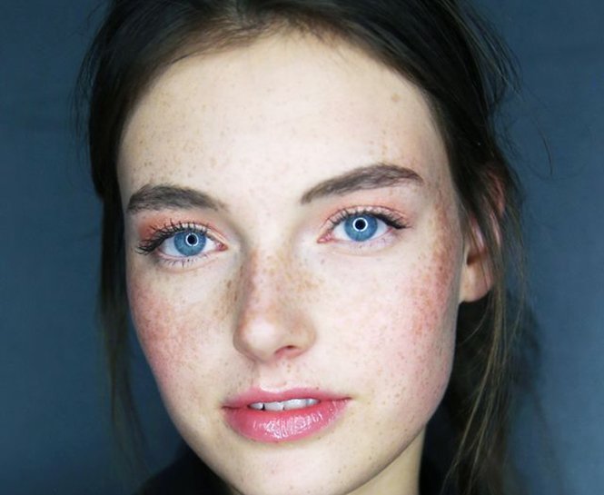 5 ADIMDA DOĞAL GÖRÜNÜMLÜ MAKYAJI YILBAŞINA UYARLAYIN