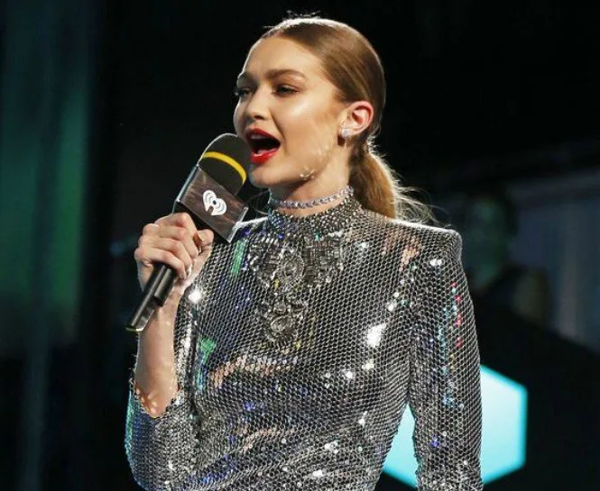 IŞILTISIYLA PARLAYACAĞINIZ EN COOL PAYETLİ ELBİSELER