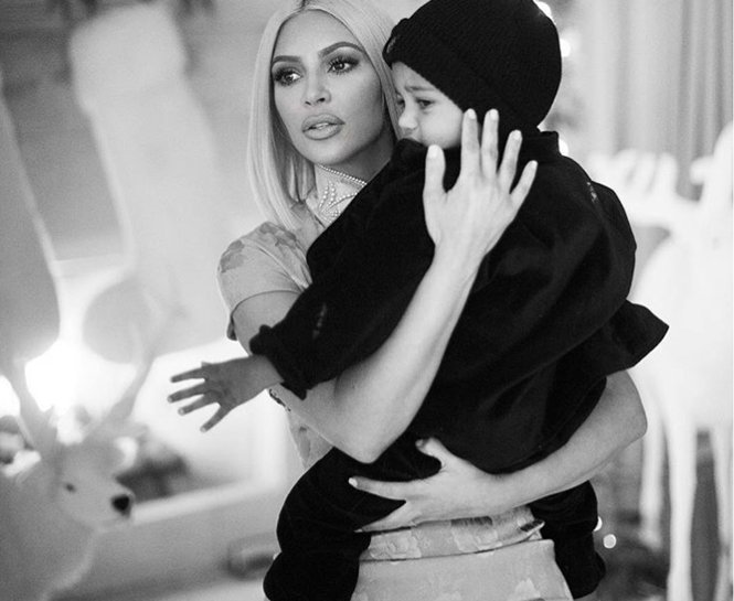 KIM KARDASHIAN’DAN ELEŞTRİLERE SERT YANIT!