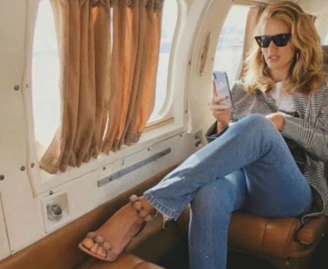 ROSIE HUNTINGTON WHITELEY’DEN 2018’İN EN COOL VE GARANTİ KOMBİNİ