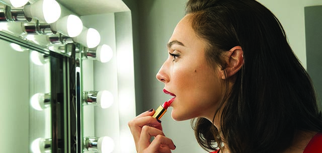 REVLON YENİ MARKA ELÇİSİNİ SUNAR: GAL GADOT