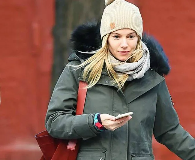 SIENNA MILLER’IN NEW YORK STİLİNİ HESAPLI PARÇALARLA YAKALAYIN