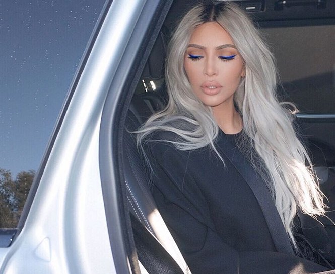 KIM KARDASHIAN’IN ELEKTRİK MAVİSİ MAKYAJINI KENDİNİZE UYARLAYIN