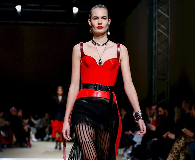 ALEXANDER MCQUEEN SONBAHAR/KIŞ 2018-19 DEFİLESİNİN DİKKAT ÇEKEN DETAYLARI