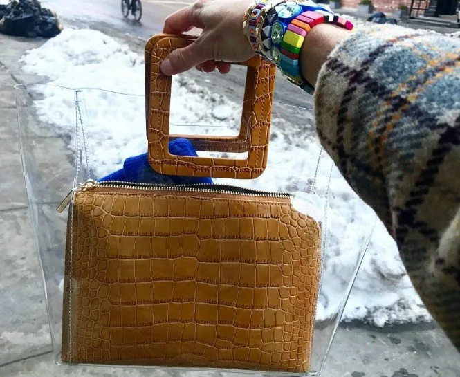 AÇIĞA VURMAK İÇİN: ŞEFFAF PLASTİK ÇANTA