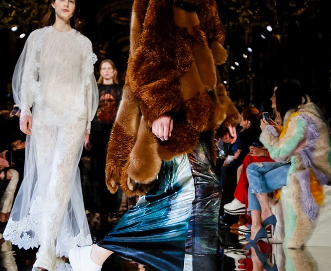 STELLA MCCARTNEY SONBAHAR/KIŞ 2018-19 DEFİLESİNİN DİKKAT ÇEKEN DETAYLARI