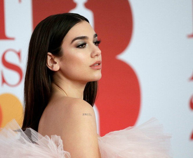 DUA LIPA’NIN COOL YENİ SAÇ MODELİ