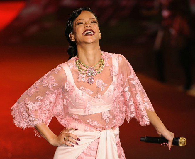 RIHANNA’NIN İÇ ÇAMAŞIRI KOLEKSİYONUNA İLK BAKIŞ