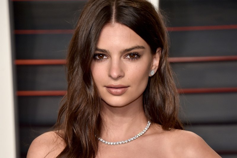 Emily Ratajkowski’den Yepyeni Bir Yaz İmajı