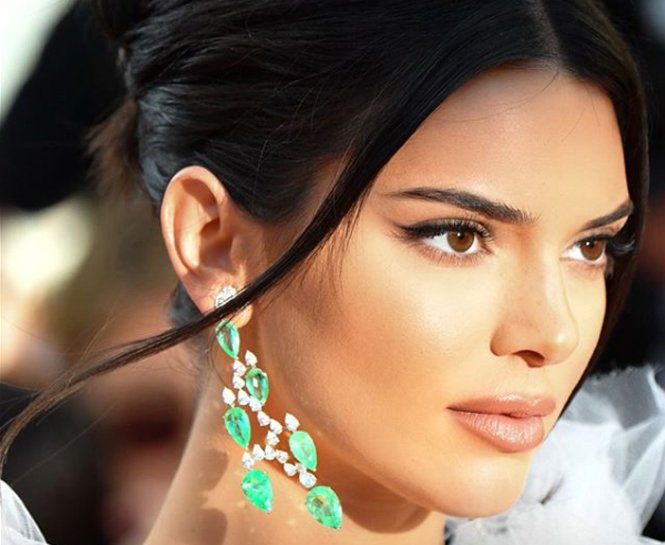 GÜNEŞ IŞILTISINI YÜZÜNÜZDE YANSITACAK YAZ İÇİN EN İYİ AYDINLATICILAR