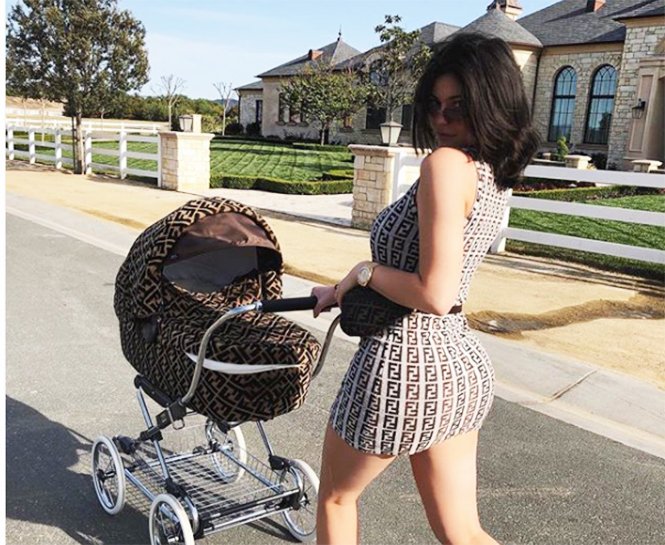 KYLIE JENNER ANNELİK HAKKINDA KONUŞTU