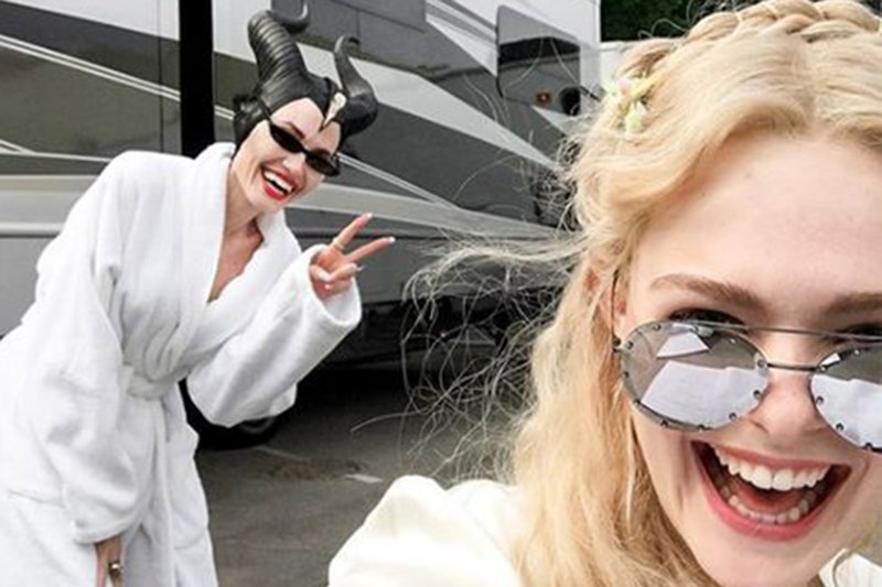 Angelina Jolie ve Elle Fanning’in Eğlenceli Set Anları