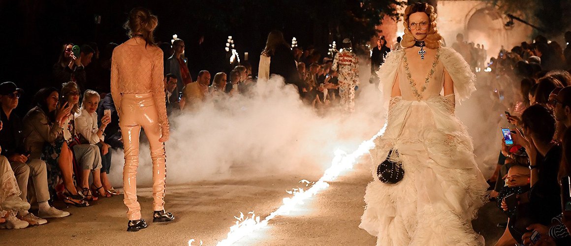 Büyüleyici Gucci Cruise 2019 Defilesinden Öne Çıkan Görünümler