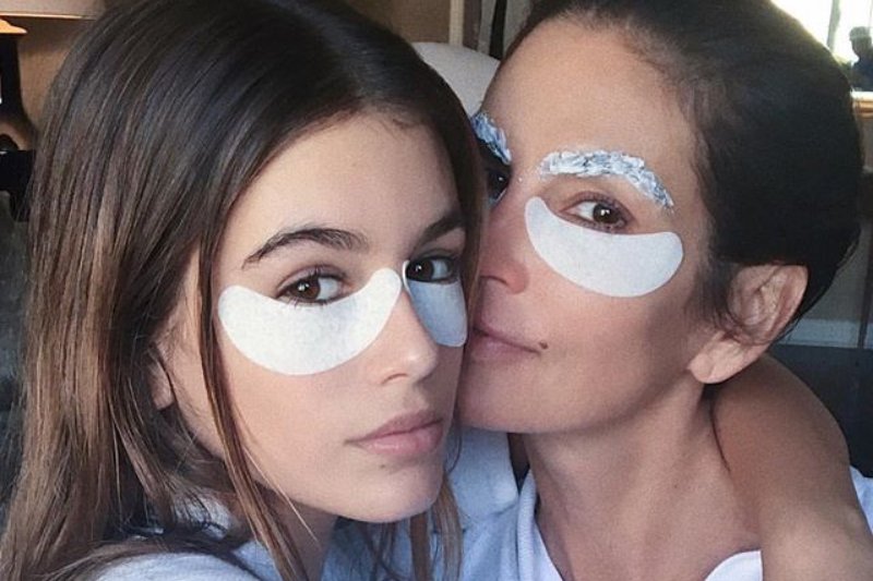 Güzellik Ürünleriyle Daha Genç Görünmenin 5 Yolu