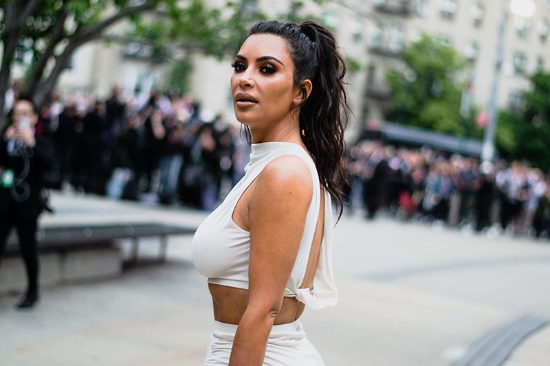 Kim Kardashian Saçlarını Bu Kez Laciverte Boyadı!