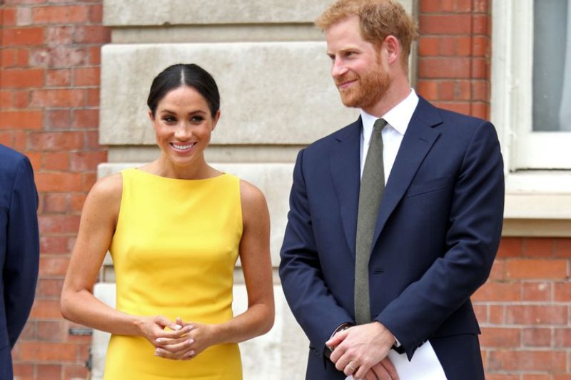 Sussex Düşesi Meghan Markle’ın Renkli Elbiselere Geçişi