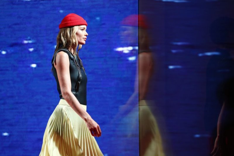 Calvin Klein Defilesinden Tembel Kızlar İçin Mükemmel Saç Modelleri